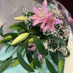 ユリとカスミソウの花束