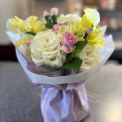 やさしい色合いのスタンディングブーケ