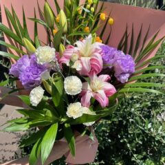 百合をメインにした花束